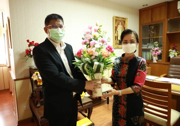 แสดงความยินดีกับผู้อำนวยการโรงเรียนสวนอนันต์  เนื่องในโอกาสบรรจุและแต่งตั้งให้ดำรงตำแหน่ง รองผู้อำนวยการสำนักงานเขตพื้นที่การศึกษามัธยมศึกษาชลบุรี ระยอง