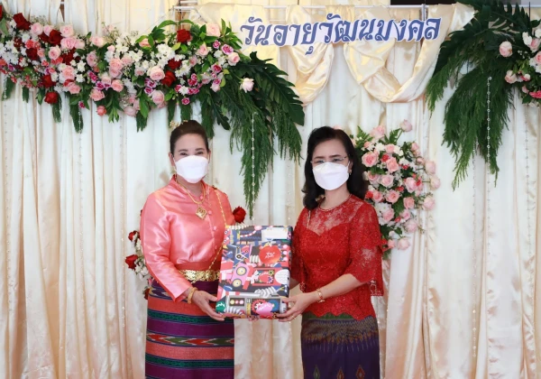 มอบของที่ระลึกแก่ผู้อำนวยการโรงเรียนสายปัญญา  ในพระบรมราชินูปถัมภ์ เนื่องในโอกาสเกษียณอายุราชการ