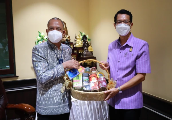 มอบกระเช้าผู้ช่วยปลัดกระทรวงศึกษาธิการ และประธานคณะกรรมการสถานศึกษาขั้นพื้นฐานโรงเรียนชิโนรสวิทยาลัย