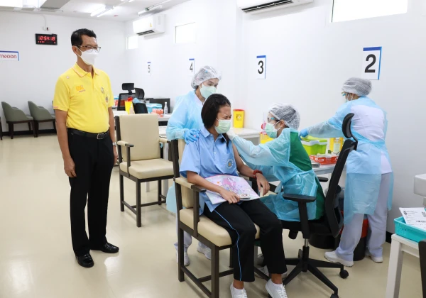 นักเรียนระดับชั้นมัธยมศึกษาตอนปลายฉีดวัคซีน Pfizer ป้องกันเชื้อไวรัสโคโรนา 2019 (COVID -19)