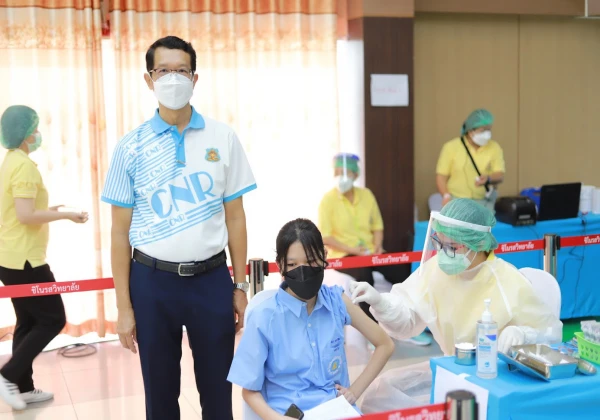 ฉีดวัคซีนป้องกัน COVID-19 (Pfizer) สำหรับนักเรียนระดับมัธยมศึกษาตอนต้นและรอบเพิ่มเติม