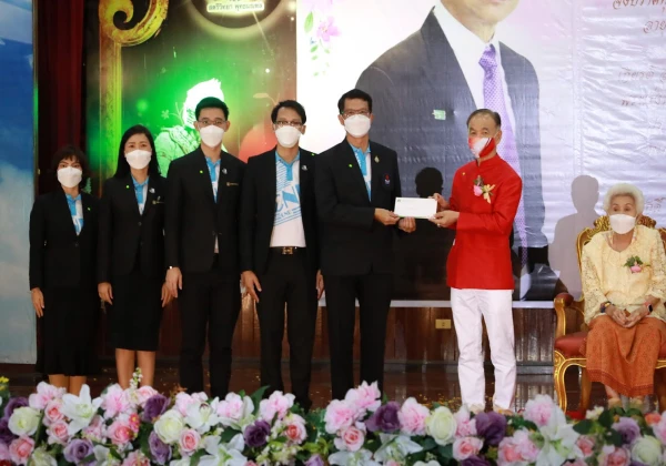รับมอบทุนการศึกษาจากคุณอภิศักดิ์ เทพผดุงพร