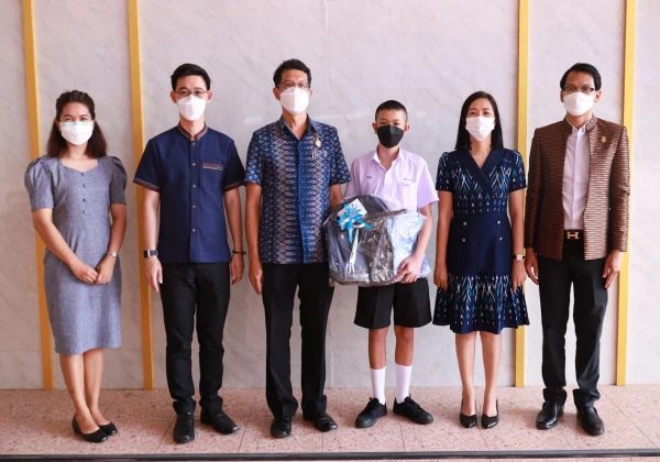 มอบชุดพละและกระเป๋านักเรียน