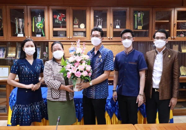 แสดงความยินดีกับผู้อำนวยการโรงเรียนสายปัญญา  ในพระบรมราชินูปถัมภ์